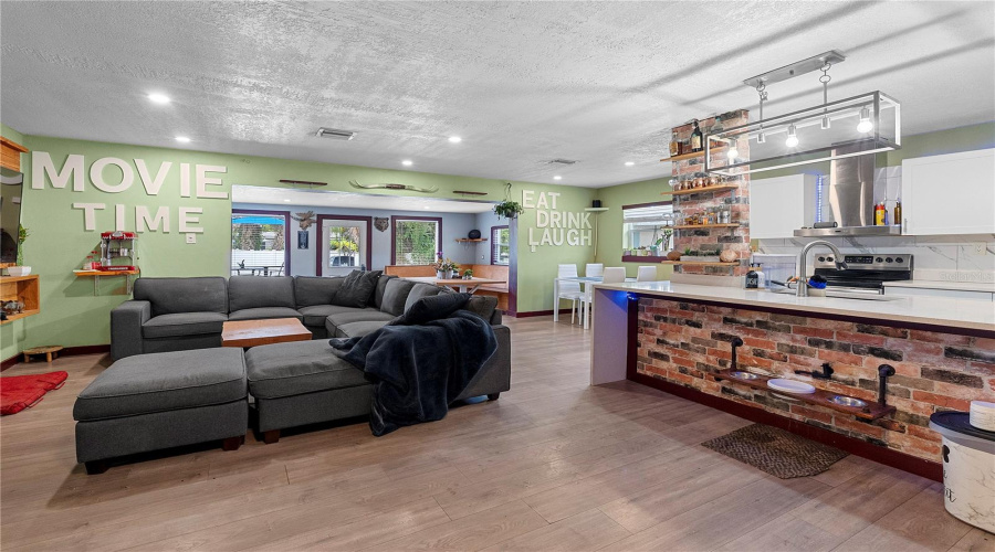 Orlando, Florida 32804, 3 Bedroom Bedrooms, ,2 Bathroombathrooms,Residential,For Sale,Maury,0,Mfro6436510