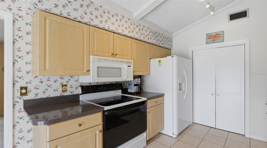 Tampa, Florida 33634, 4 Bedroom Bedrooms, ,2 Bathroombathrooms,Residential,For Sale,Twelve Oaks,0,Mfrtb8531052
