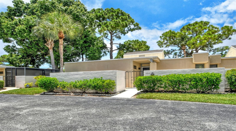 Sarasota, Florida 34235, 2 Bedroom Bedrooms, ,2 Bathroombathrooms,Residential,For Sale,Glebe Farm Close,0,Mfra4677056