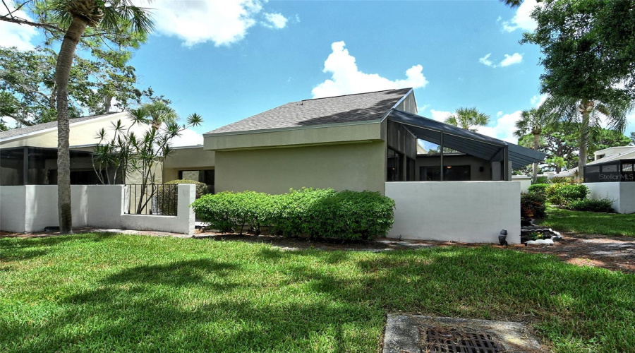 Sarasota, Florida 34235, 2 Bedroom Bedrooms, ,2 Bathroombathrooms,Residential,For Sale,Glebe Farm Close,0,Mfra4677056