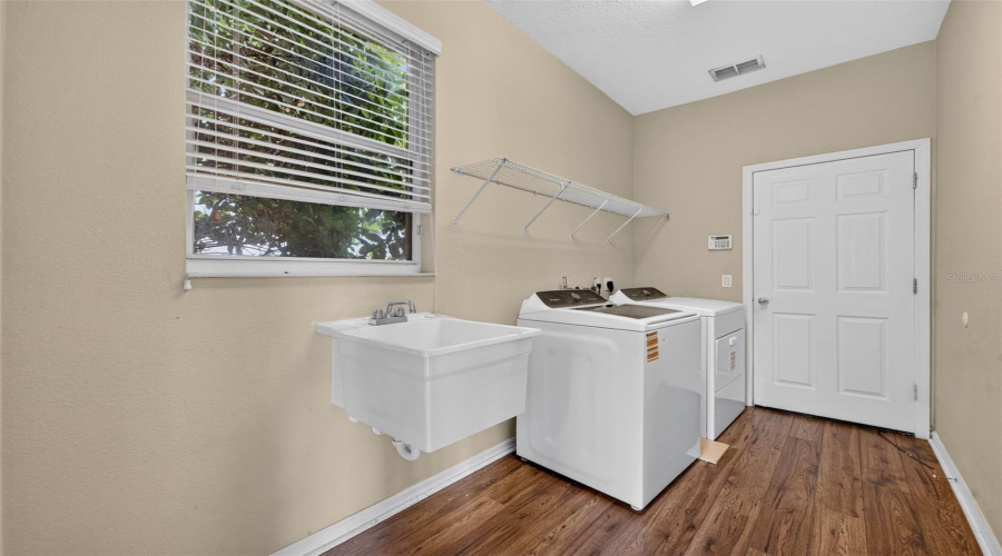 Orlando, Florida 32832, 4 Bedroom Bedrooms, ,2 Bathroombathrooms,Residential,For Sale,Moss Park Ridge,0,Mfro6434905