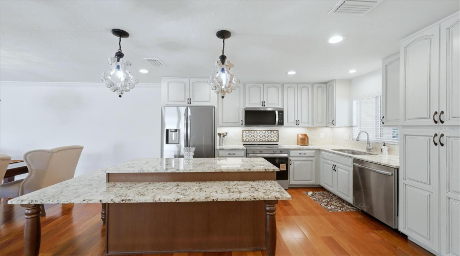 Sarasota, Florida 34231, 2 Bedroom Bedrooms, ,2 Bathroombathrooms,Residential,For Sale,Riverbluff,0,Mfra4686360