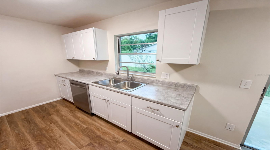 Orlando, Florida 32817, 3 Bedroom Bedrooms, ,2 Bathroombathrooms,Residential,For Sale,Rolling Log,0,Mfro6432867