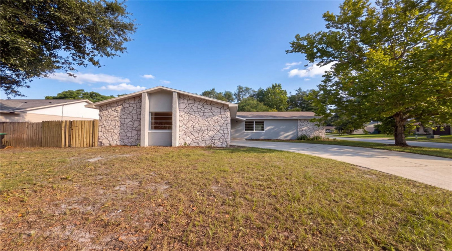 Orlando, Florida 32817, 3 Bedroom Bedrooms, ,2 Bathroombathrooms,Residential,For Sale,Rolling Log,0,Mfro6432867