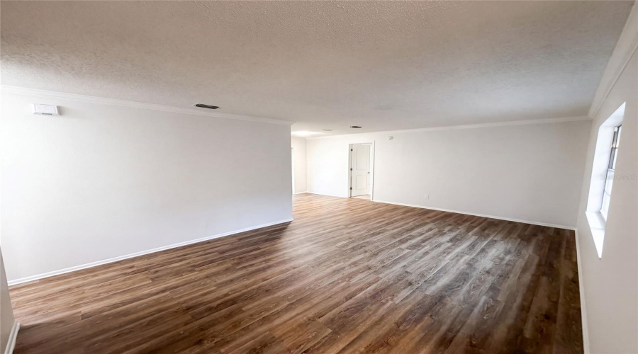 Orlando, Florida 32817, 3 Bedroom Bedrooms, ,2 Bathroombathrooms,Residential,For Sale,Rolling Log,0,Mfro6432867