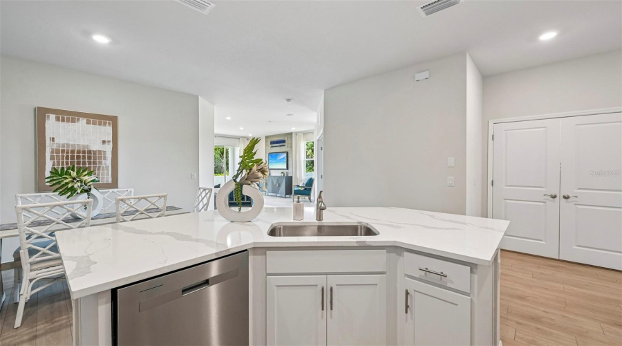 Bradenton, Florida 34212, 3 Bedroom Bedrooms, ,2 Bathroombathrooms,Residential,For Sale,8Th,0,Mfra4691113