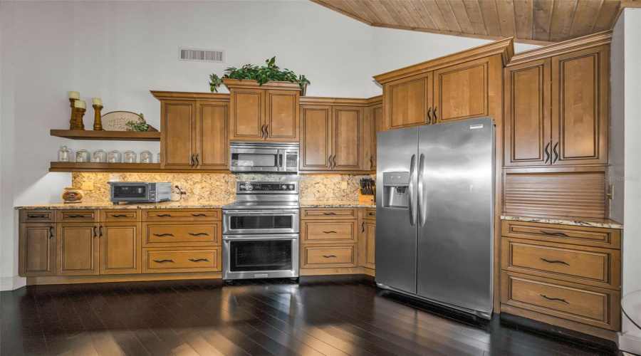 Lovely Appliances, Double Oven, Excellent Storage, A Kitchen To Be Proud Of!