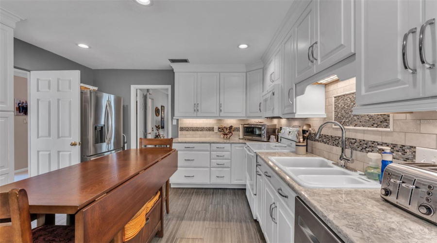 Lakeland, Florida 33803, 4 Bedroom Bedrooms, ,3 Bathroombathrooms,Residential,For Sale,Woodward,0,Mfrl4960632