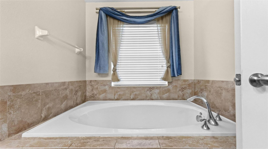 Primary En-Suite-Soaking Tub