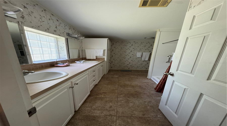 Zephyrhills, Florida 33541, 3 Bedroom Bedrooms, ,2 Bathroombathrooms,Residential,For Sale,Gill,0,Mfrtb8520048