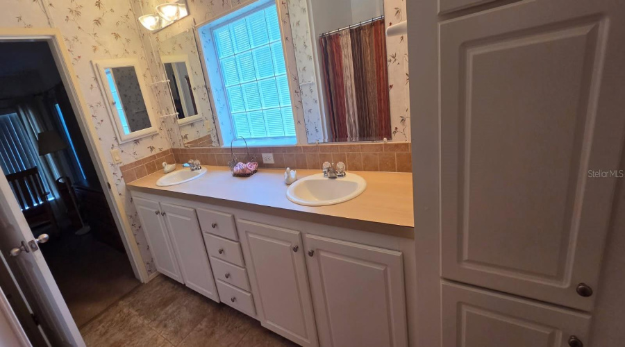 Zephyrhills, Florida 33541, 3 Bedroom Bedrooms, ,2 Bathroombathrooms,Residential,For Sale,Gill,0,Mfrtb8520048