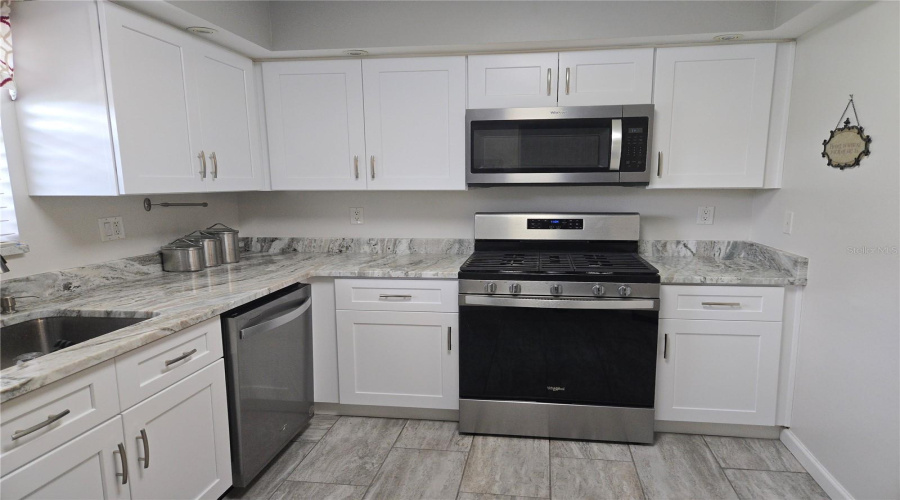 New Wood Kitchen Cabinets Soft Close Drawers W/ Granite Counter Tops