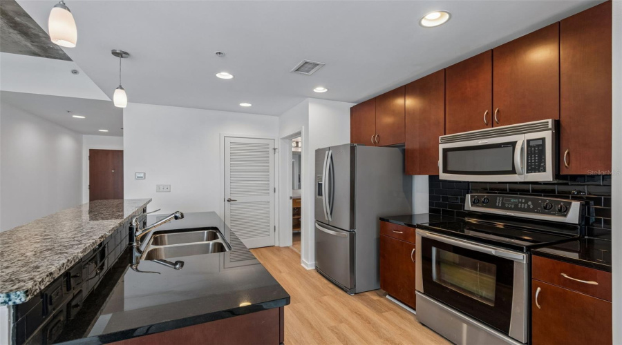 Tampa, Florida 33602, 1 Bedroom Bedrooms, ,1 Bathroombathrooms,Residential,For Sale,Ashley,0,Mfrtb8531914
