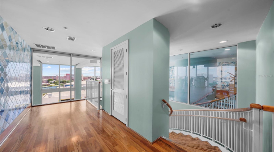 Tampa, Florida 33602, 1 Bedroom Bedrooms, ,1 Bathroombathrooms,Residential,For Sale,Ashley,0,Mfrtb8531914