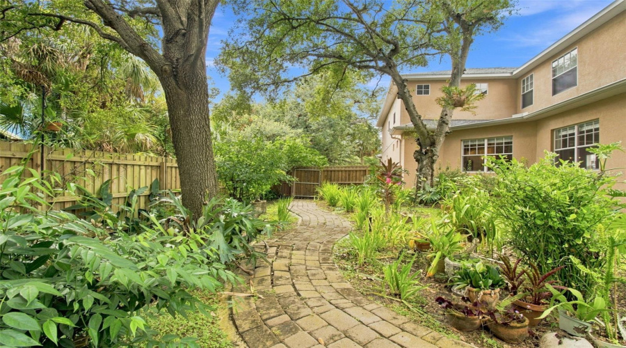 Tampa, Florida 33611, 4 Bedroom Bedrooms, ,2 Bathroombathrooms,Residential,For Sale,4Th,0,Mfrtb8541735