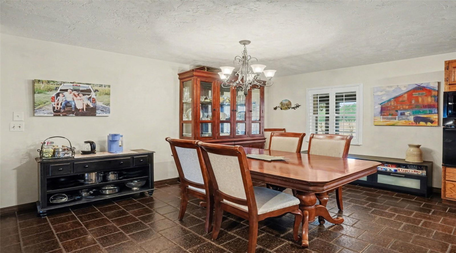 Dinning Space 4 To 8 People