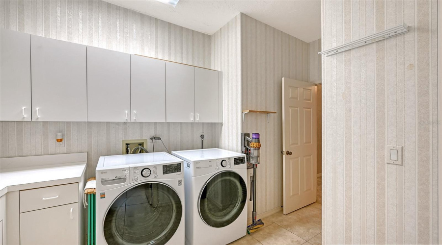 Sarasota, Florida 34243, 3 Bedroom Bedrooms, ,4 Bathroombathrooms,Residential,For Sale,Golf Pointe,0,Mfra4701969