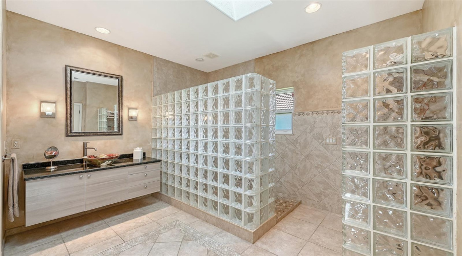 Sarasota, Florida 34243, 3 Bedroom Bedrooms, ,4 Bathroombathrooms,Residential,For Sale,Golf Pointe,0,Mfra4701969