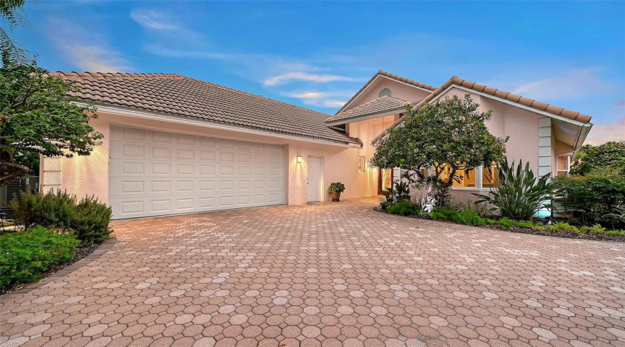 Sarasota, Florida 34243, 3 Bedroom Bedrooms, ,4 Bathroombathrooms,Residential,For Sale,Golf Pointe,0,Mfra4701969