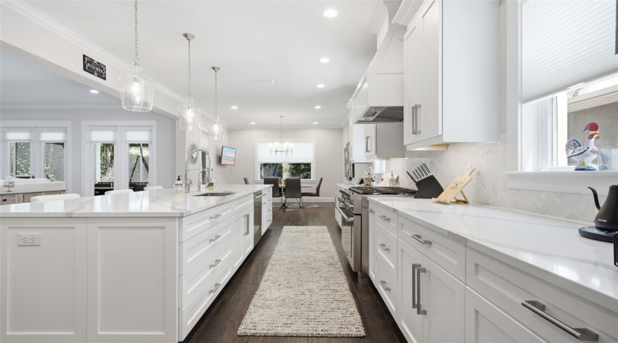 Tampa, Florida 33609, 5 Bedroom Bedrooms, ,4 Bathroombathrooms,Residential,For Sale,Shore Crest,0,Mfrtb8538357
