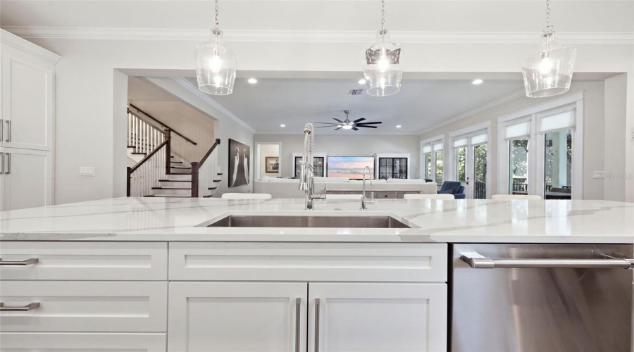 Tampa, Florida 33609, 5 Bedroom Bedrooms, ,4 Bathroombathrooms,Residential,For Sale,Shore Crest,0,Mfrtb8538357