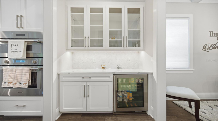 Tampa, Florida 33609, 5 Bedroom Bedrooms, ,4 Bathroombathrooms,Residential,For Sale,Shore Crest,0,Mfrtb8538357