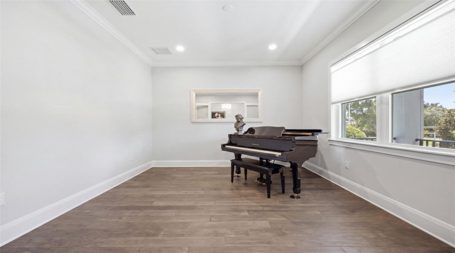 Tampa, Florida 33609, 5 Bedroom Bedrooms, ,4 Bathroombathrooms,Residential,For Sale,Shore Crest,0,Mfrtb8538357