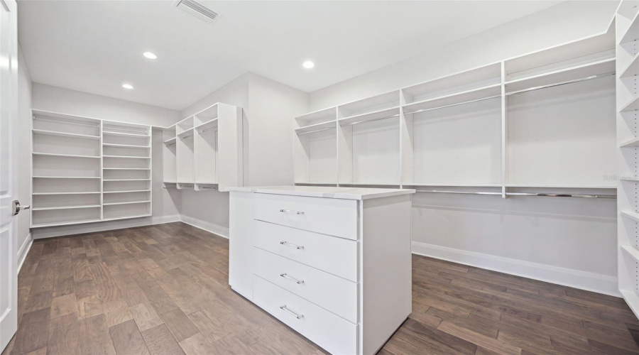Tampa, Florida 33609, 5 Bedroom Bedrooms, ,4 Bathroombathrooms,Residential,For Sale,Shore Crest,0,Mfrtb8538357