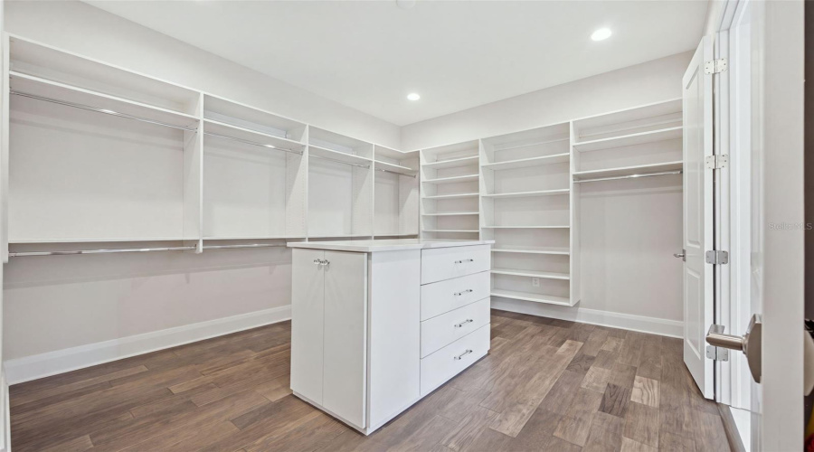 Tampa, Florida 33609, 5 Bedroom Bedrooms, ,4 Bathroombathrooms,Residential,For Sale,Shore Crest,0,Mfrtb8538357