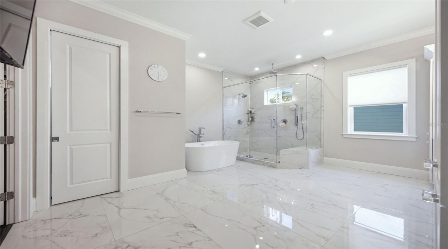 Tampa, Florida 33609, 5 Bedroom Bedrooms, ,4 Bathroombathrooms,Residential,For Sale,Shore Crest,0,Mfrtb8538357