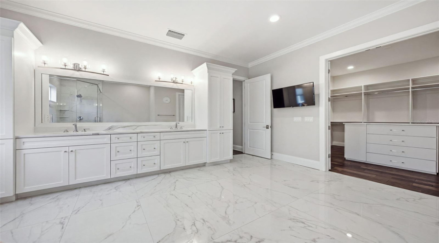 Tampa, Florida 33609, 5 Bedroom Bedrooms, ,4 Bathroombathrooms,Residential,For Sale,Shore Crest,0,Mfrtb8538357