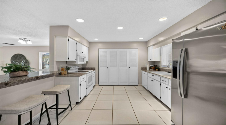 Sarasota, Florida 34233, 2 Bedroom Bedrooms, ,2 Bathroombathrooms,Residential,For Sale,Tippecanoe,0,Mfrn6145194