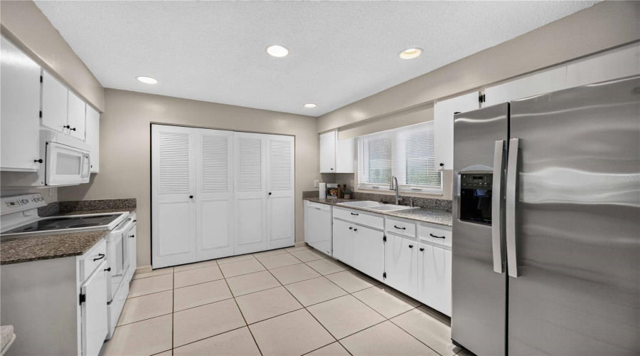 Sarasota, Florida 34233, 2 Bedroom Bedrooms, ,2 Bathroombathrooms,Residential,For Sale,Tippecanoe,0,Mfrn6145194