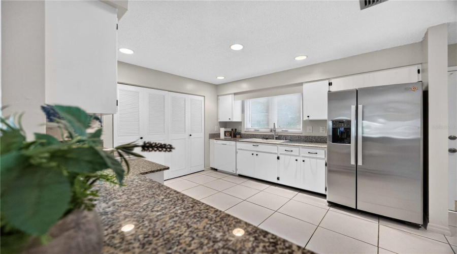 Sarasota, Florida 34233, 2 Bedroom Bedrooms, ,2 Bathroombathrooms,Residential,For Sale,Tippecanoe,0,Mfrn6145194