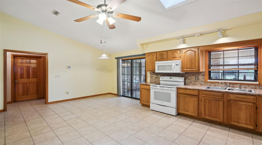 Deltona, Florida 32725, 3 Bedroom Bedrooms, ,3 Bathroombathrooms,Residential,For Sale,Lydia,0,Mfro6435124