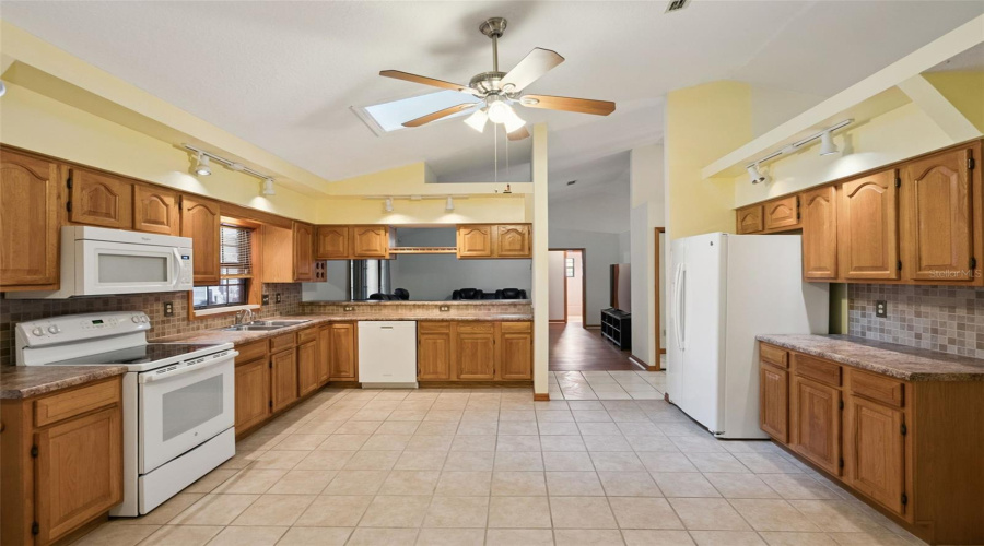 Deltona, Florida 32725, 3 Bedroom Bedrooms, ,3 Bathroombathrooms,Residential,For Sale,Lydia,0,Mfro6435124