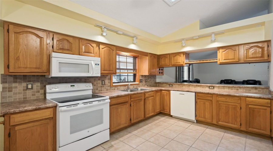 Deltona, Florida 32725, 3 Bedroom Bedrooms, ,3 Bathroombathrooms,Residential,For Sale,Lydia,0,Mfro6435124