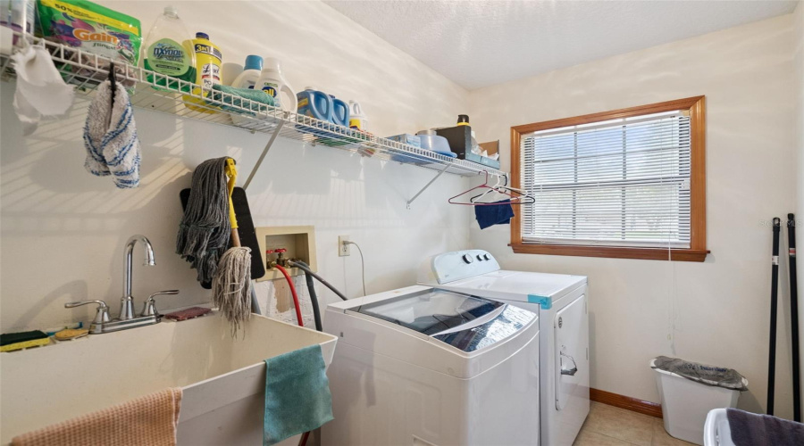 Deltona, Florida 32725, 3 Bedroom Bedrooms, ,3 Bathroombathrooms,Residential,For Sale,Lydia,0,Mfro6435124