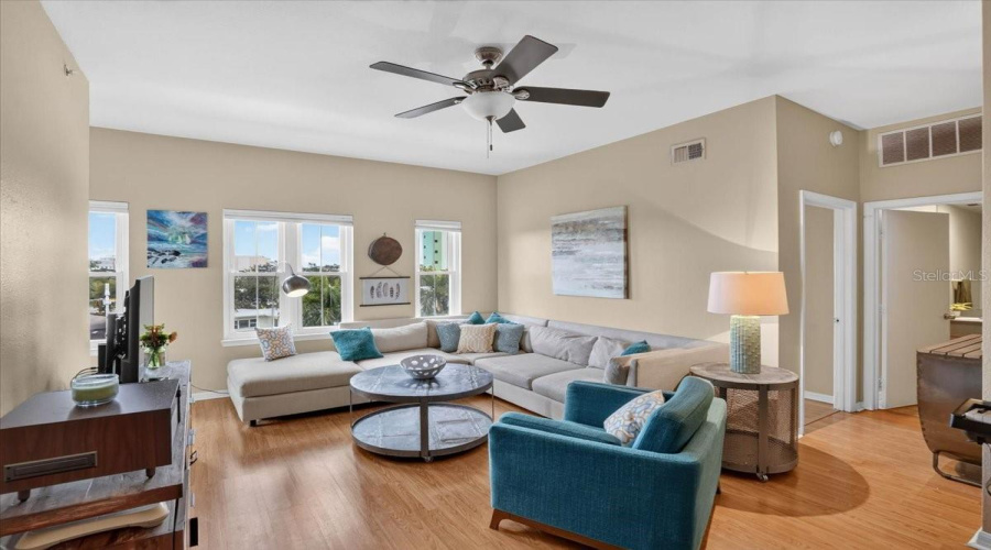 St Petersburg, Florida 33701, 2 Bedroom Bedrooms, ,2 Bathroombathrooms,Residential,For Sale,4Th,0,Mfrtb8540432