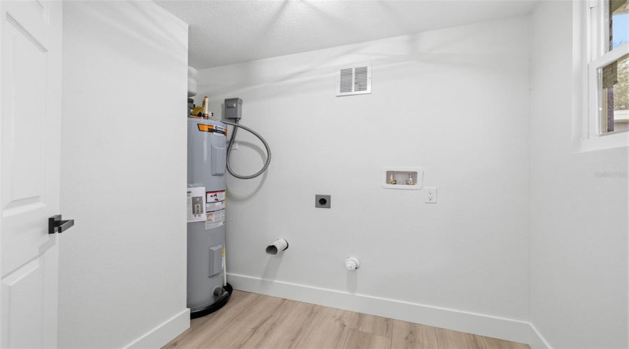 Tampa, Florida 33616, 4 Bedroom Bedrooms, ,2 Bathroombathrooms,Residential,For Sale,Wyoming,0,Mfrtb8531788