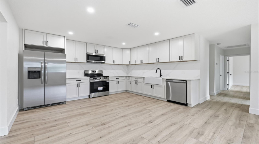 Tampa, Florida 33616, 4 Bedroom Bedrooms, ,2 Bathroombathrooms,Residential,For Sale,Wyoming,0,Mfrtb8531788