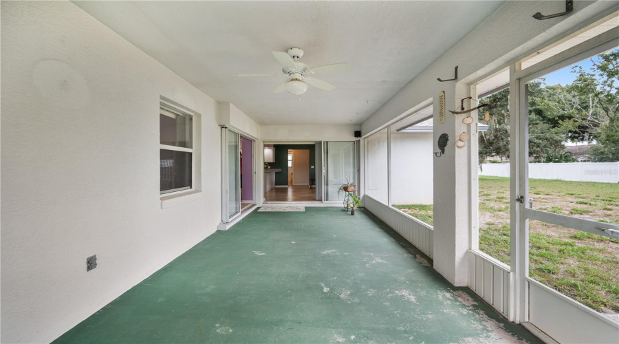Arge Screened Lanai With Plenty Of Space To Stretch Out!