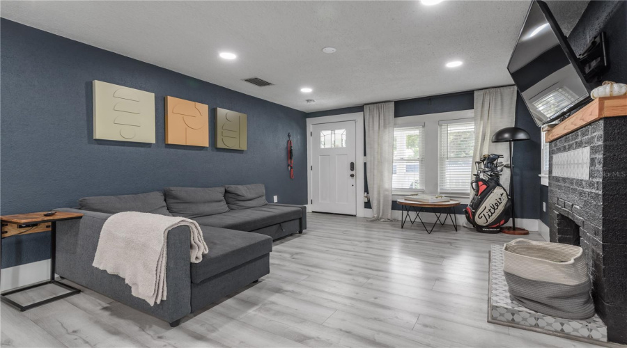 Tampa, Florida 33604, 3 Bedroom Bedrooms, ,2 Bathroombathrooms,Residential,For Sale,Hamilton,0,Mfrtb8526745