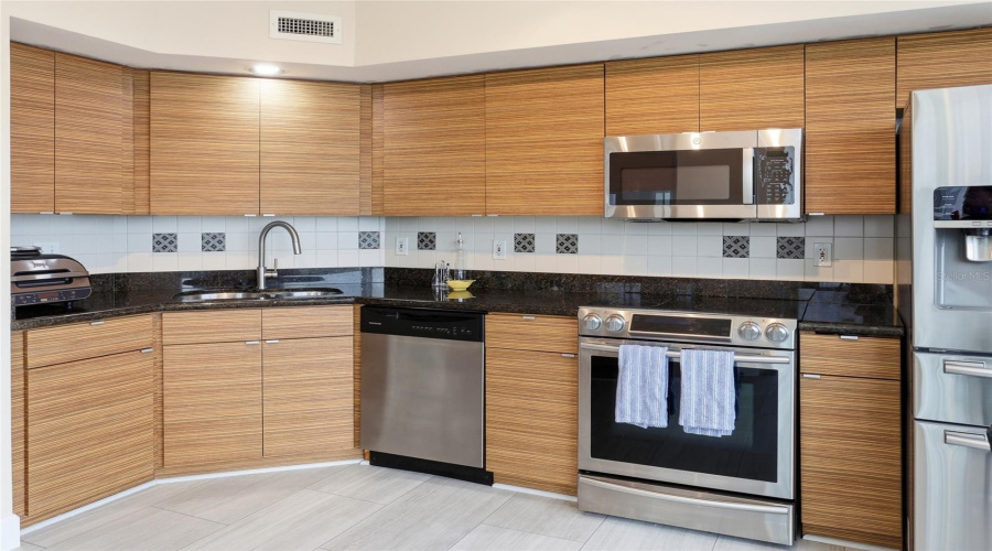 Orlando, Florida 32801, 3 Bedroom Bedrooms, ,2 Bathroombathrooms,Residential,For Sale,Central,0,Mfro6432138
