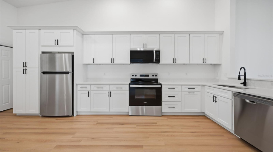 Apopka, Florida 32712, 3 Bedroom Bedrooms, ,2 Bathroombathrooms,Residential,For Sale,Oak Pl,0,Mfro6389632