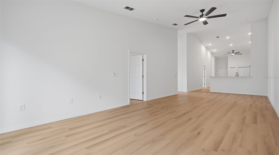 Apopka, Florida 32712, 3 Bedroom Bedrooms, ,2 Bathroombathrooms,Residential,For Sale,Oak Pl,0,Mfro6389632