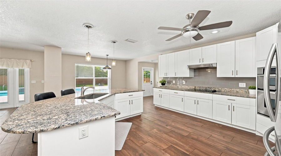 Apopka, Florida 32712, 6 Bedroom Bedrooms, ,4 Bathroombathrooms,Residential,For Sale,Valley Pine,0,Mfro6408227