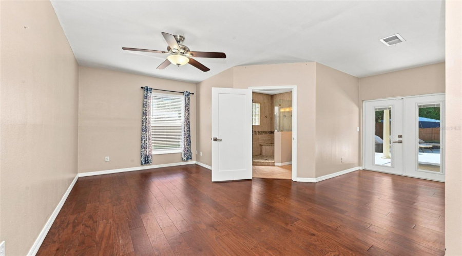 Downstairs En Suite Bedroom/Second Primary/Office
