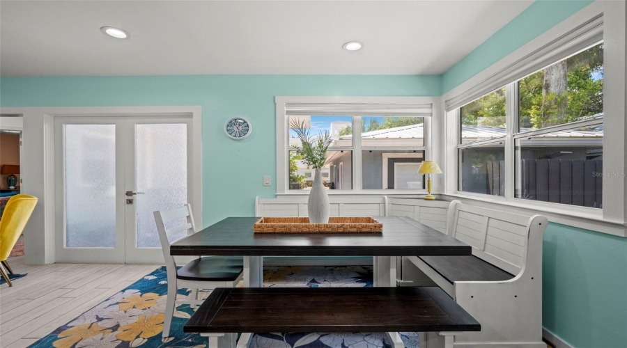 Sarasota, Florida 34236, 2 Bedroom Bedrooms, ,2 Bathroombathrooms,Residential,For Sale,Laurel,0,Mfrtb8542263