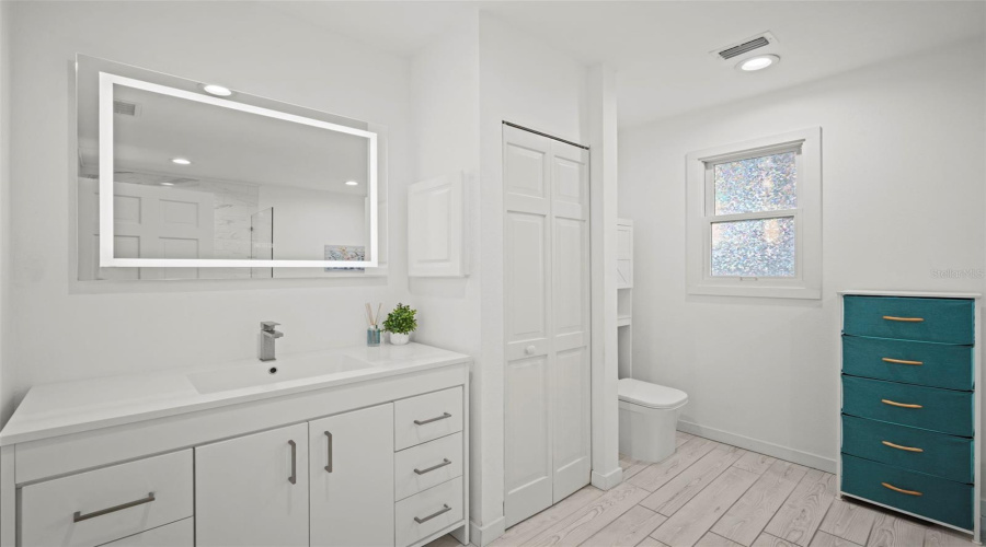 Sarasota, Florida 34236, 2 Bedroom Bedrooms, ,2 Bathroombathrooms,Residential,For Sale,Laurel,0,Mfrtb8542263